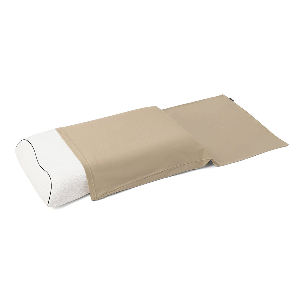 Technogel Sleeping プラチナコットンの専用枕カバーをテクノジェルピローに装着している画像。シャンパンゴールド。