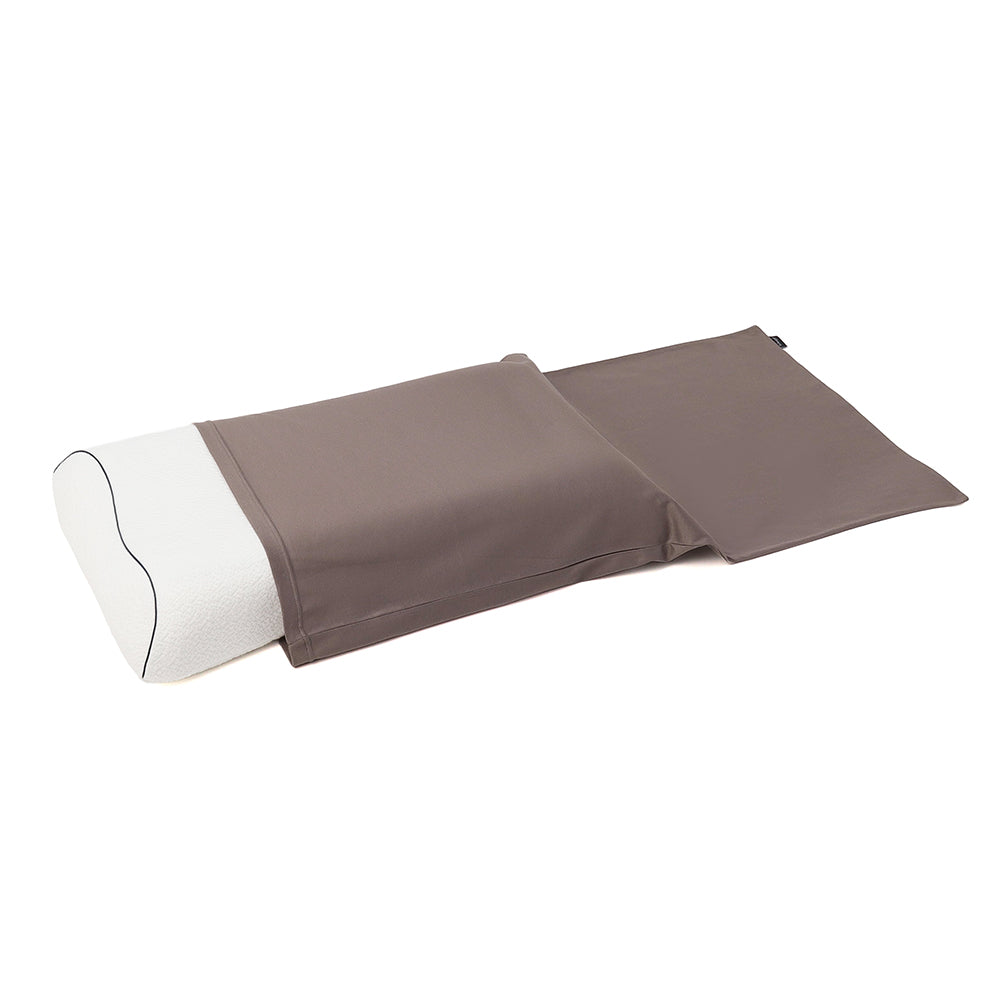 Technogel Sleeping プラチナコットンの専用枕カバーをテクノジェルピローに装着している画像。ブラウン。