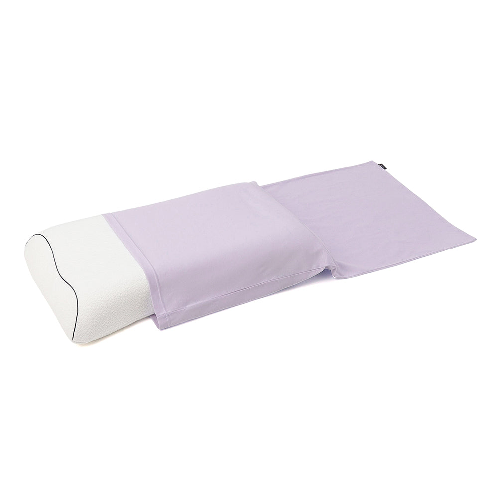 Technogel Sleeping プラチナコットンの専用枕カバーをテクノジェルピローに装着している画像。ラベンダーブルー。