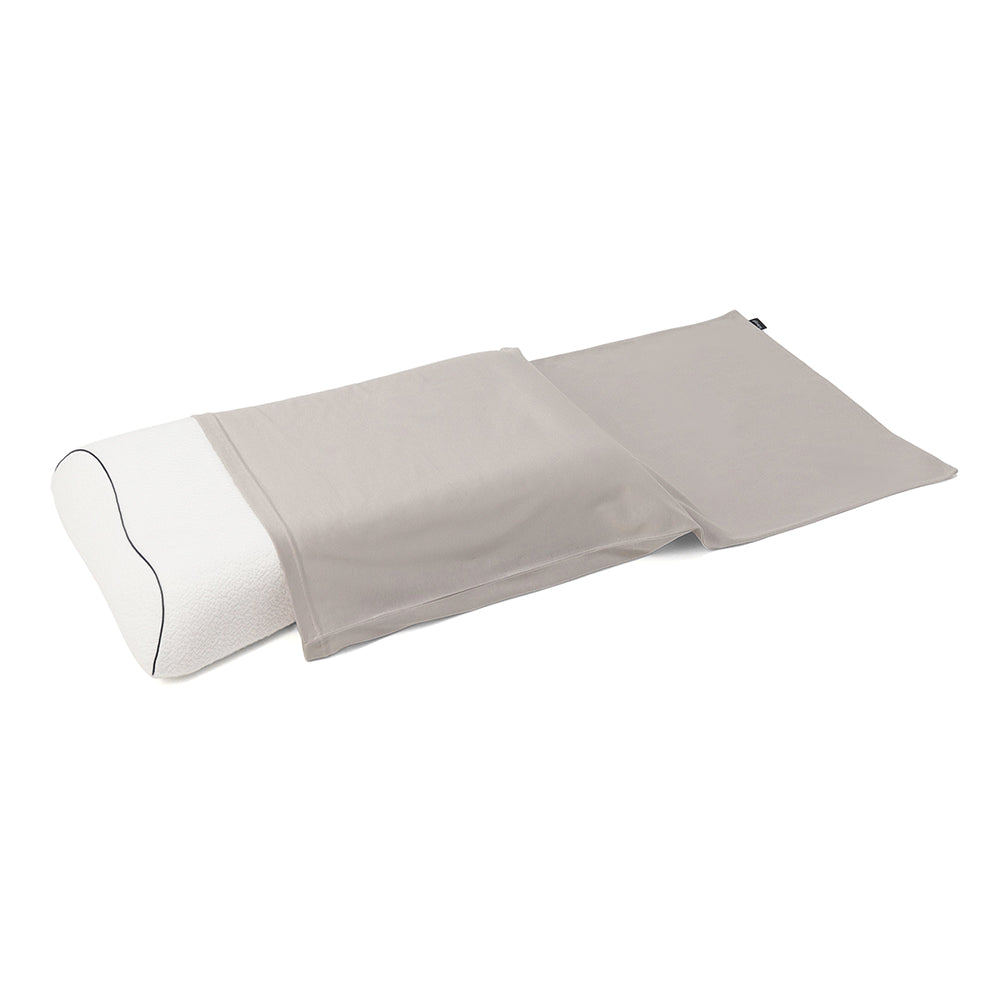 Technogel Sleeping プラチナコットンの専用枕カバーをテクノジェルピローに装着している画像。シルバー。