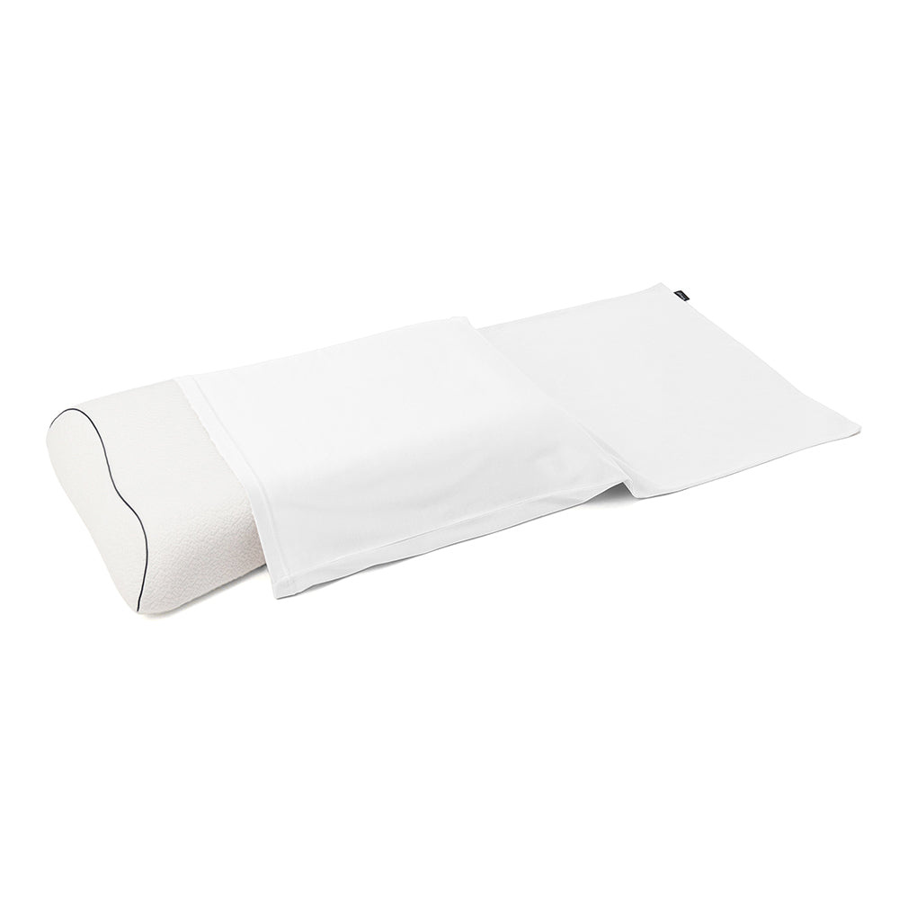 Technogel Sleeping プラチナコットンの専用枕カバーをテクノジェルピローに装着している画像。パールホワイト。