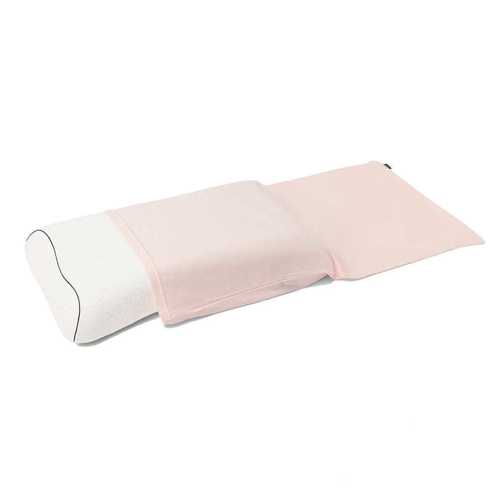 Technogel Sleeping プラチナコットンの専用枕カバーをテクノジェルピローに装着している画像。パステルピンク。